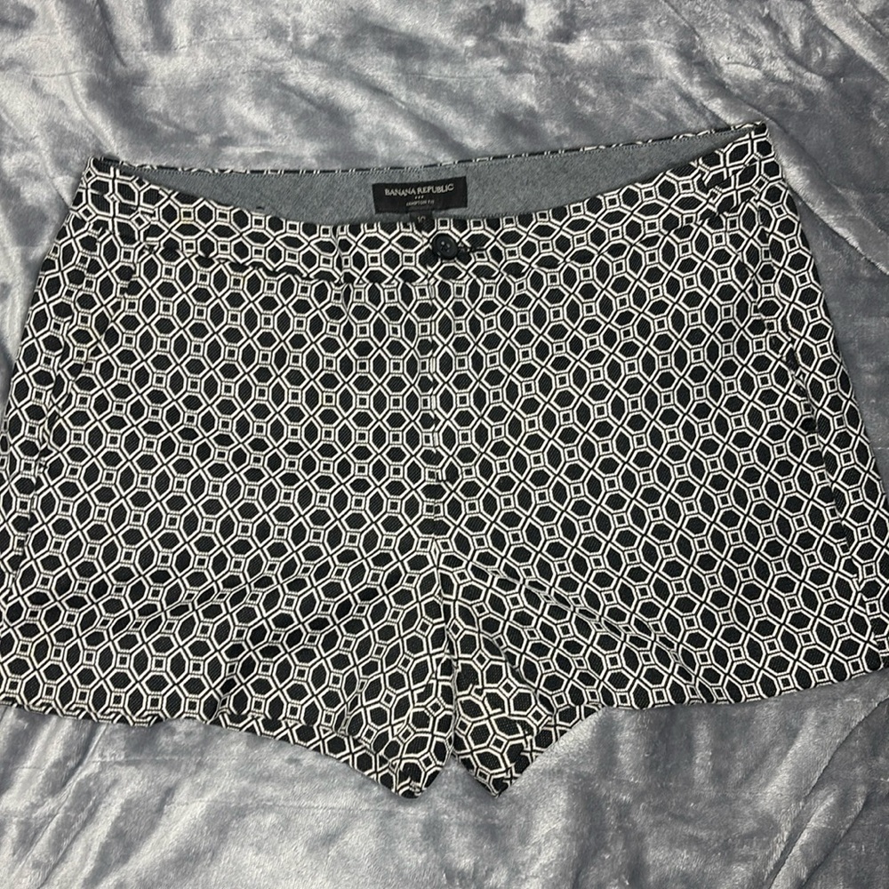 Banana Republic Women's Shorts Size 10 Black and White Print Short Shorts